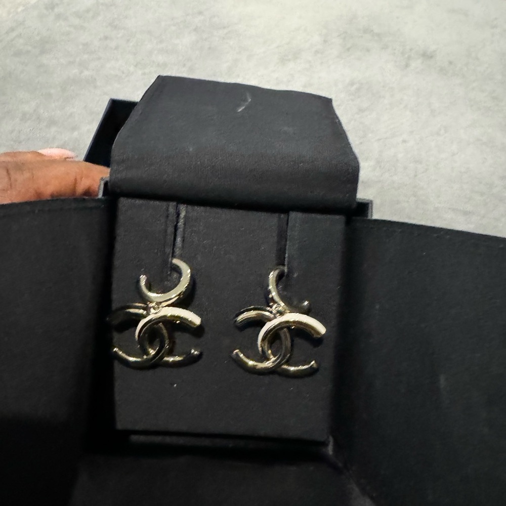 Gold and white Chanel earring - Picture 3 of 5